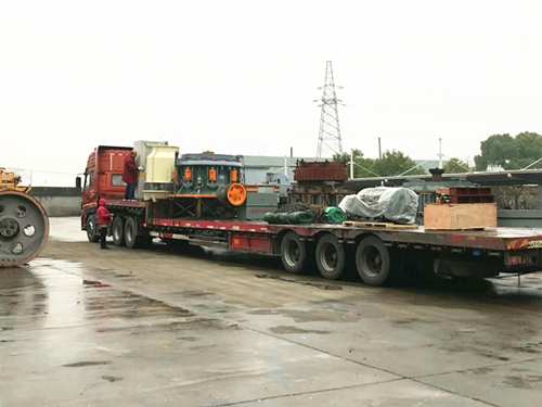 圖為雙金機(jī)械多缸液壓圓錐破碎機(jī)發(fā)貨現(xiàn)場