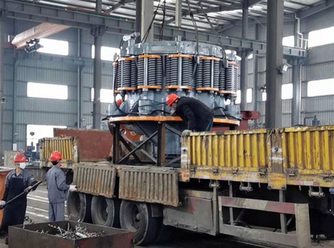 圖為雙金機械彈簧圓錐破碎機發(fā)貨現(xiàn)場