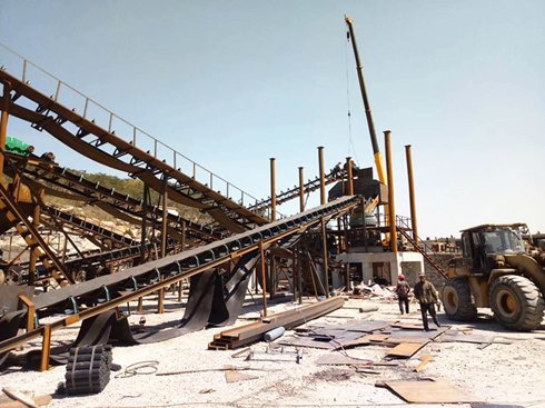 雙金機械客戶生產線制砂設備安裝現(xiàn)場