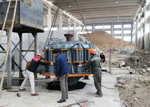 圖為雙金1400圓錐機(jī)安裝現(xiàn)場(chǎng)