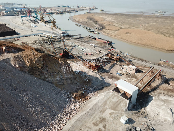 三臺單缸圓錐機(jī)生產(chǎn)現(xiàn)場)