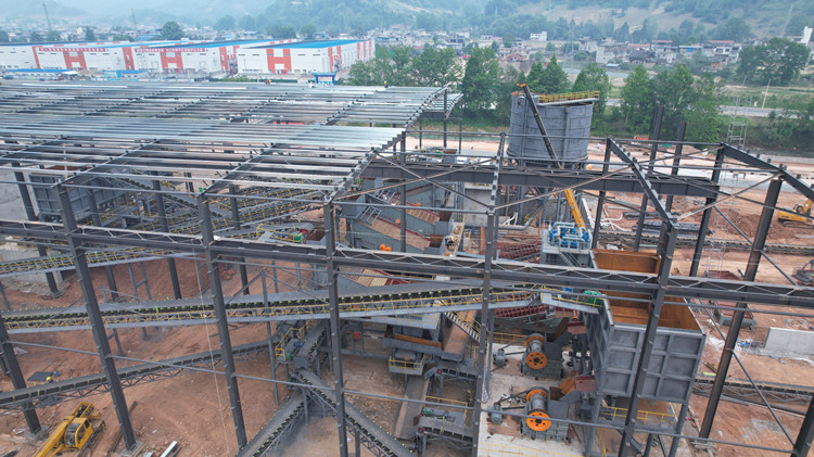 四川雅安時(shí)產(chǎn)800噸復(fù)合型生產(chǎn)線(xiàn)施工現(xiàn)場(chǎng)圖一