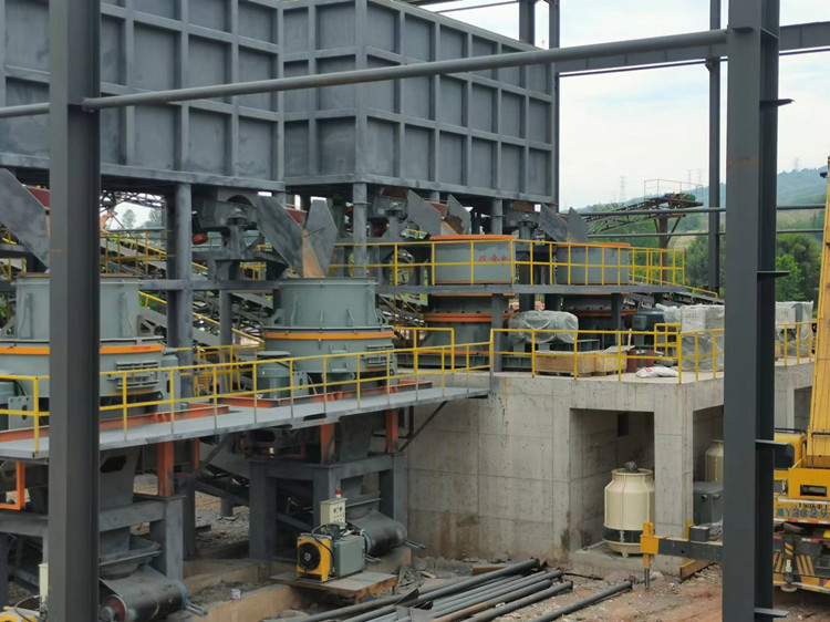 兩臺(tái)沖擊式破碎機(jī)