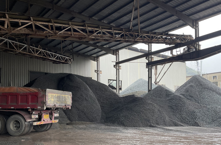 時產(chǎn)200噸石料生產(chǎn)線成品料堆)