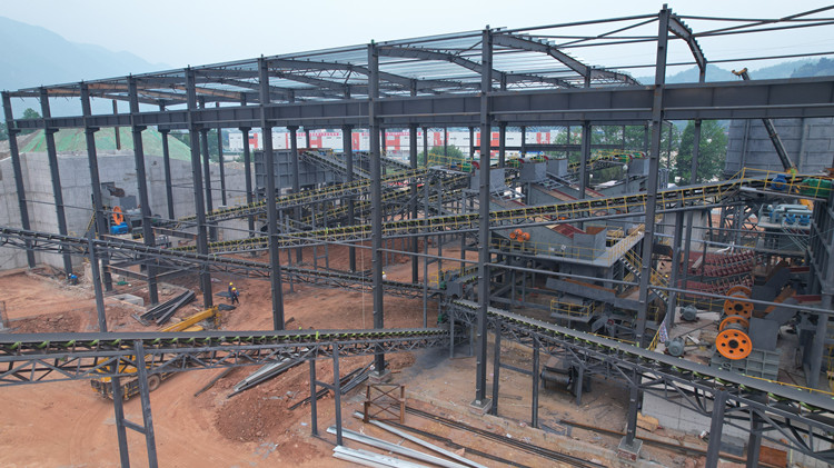 四川雅安時(shí)產(chǎn)800噸生產(chǎn)線建設(shè)現(xiàn)場(chǎng)