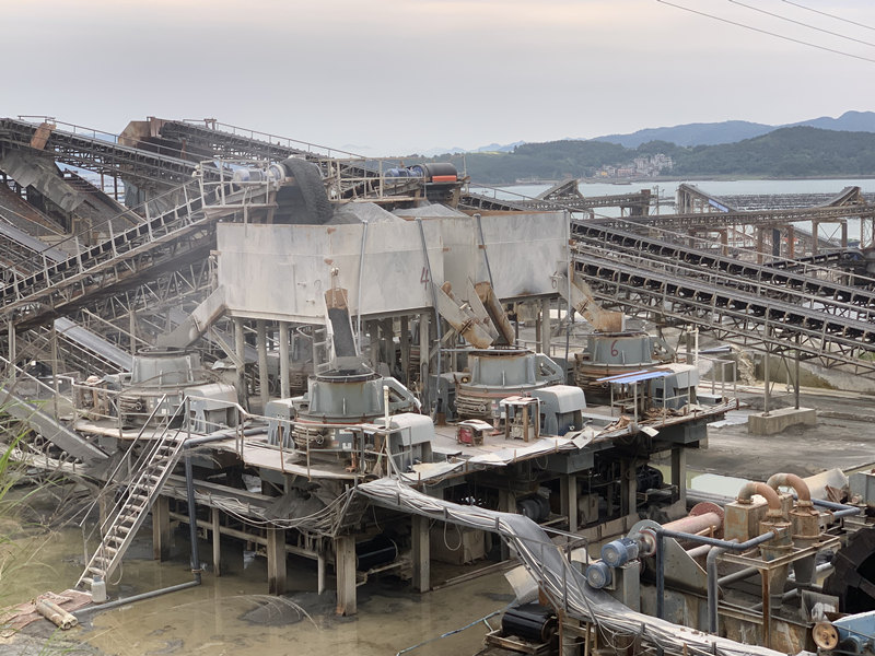 6臺(tái)沖擊式破碎機(jī)