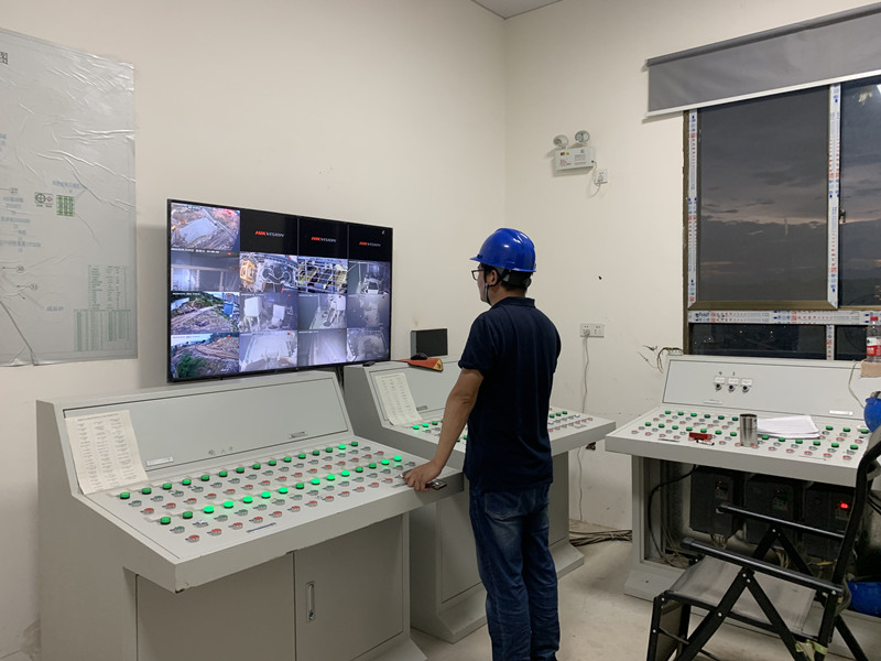 雙金機(jī)械工作人員服務(wù)現(xiàn)場(chǎng)