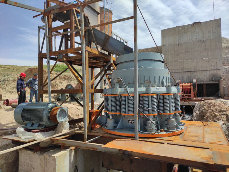 雙金機械內(nèi)蒙古客戶使用彈簧圓錐破碎機