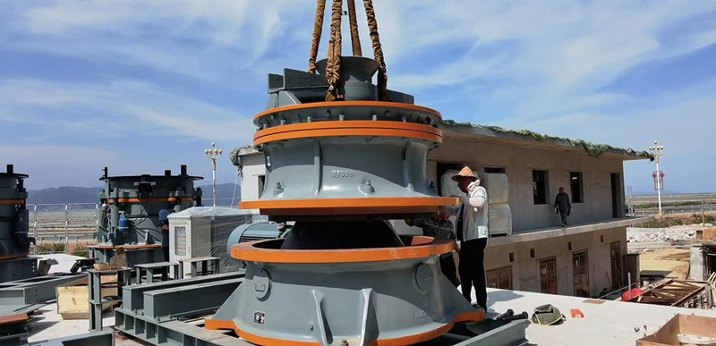 雙金客戶單缸圓錐機(jī)安裝現(xiàn)場(chǎng)