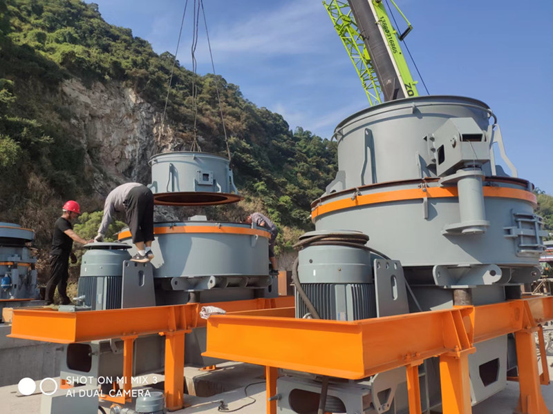 圖為雙金機(jī)械2臺沖擊式破碎機(jī)安裝現(xiàn)場