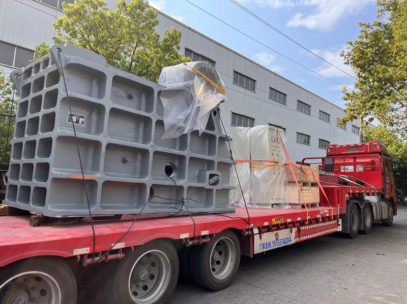 雙金機(jī)械顎式破碎機(jī)發(fā)貨現(xiàn)場(chǎng)