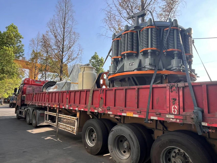 雙金彈簧圓錐破碎機發(fā)貨現(xiàn)場