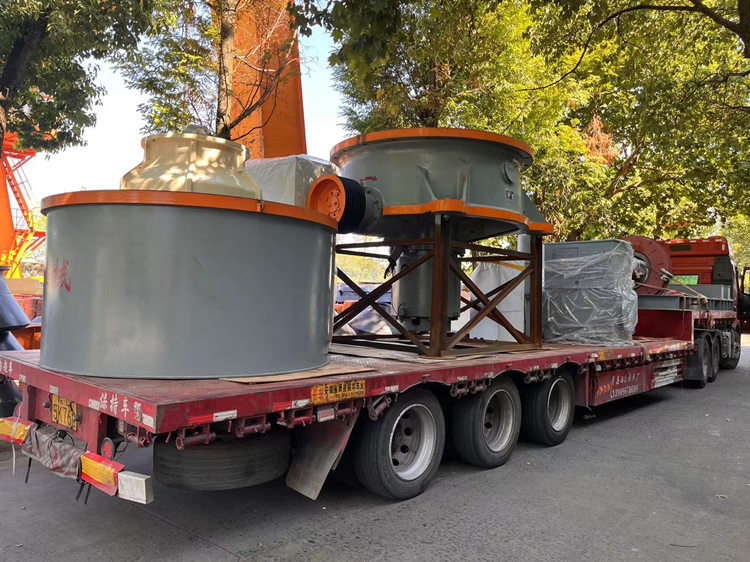 雙金單缸圓錐破碎機發(fā)貨現(xiàn)場