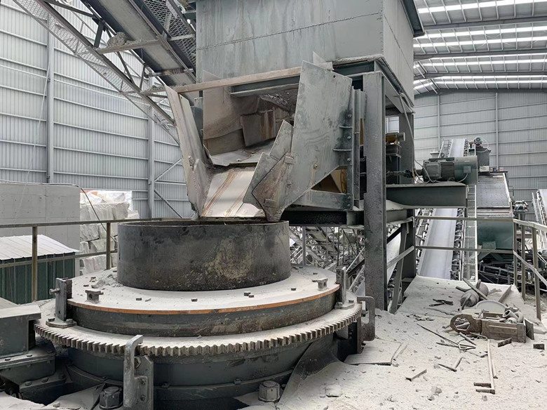 雙金機械多缸液壓圓錐機使用現(xiàn)場