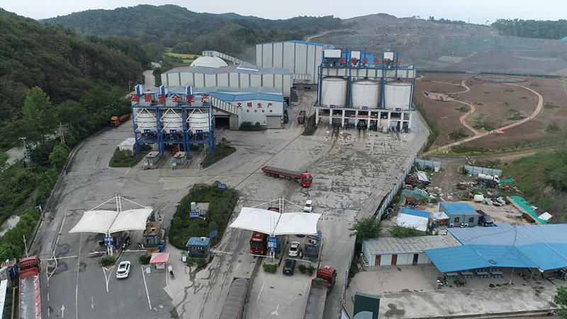 圖為客戶凝灰?guī)r生產(chǎn)線全貌