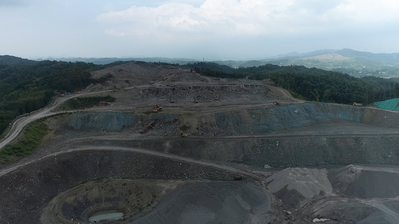 圖為客戶凝灰?guī)r石料堆