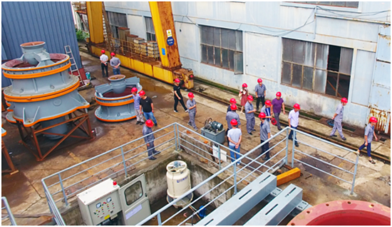 客戶機(jī)修工參觀討論雙金單缸液壓圓錐機(jī)