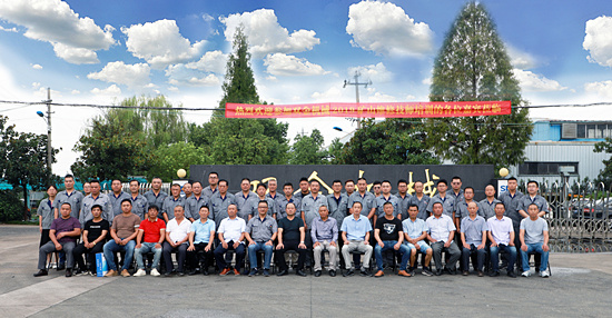 雙金團(tuán)隊(duì)與客戶機(jī)修工合影留念