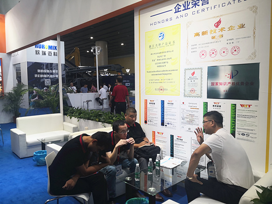 四川客戶蒞臨雙金展位了解成套生產(chǎn)線項(xiàng)目