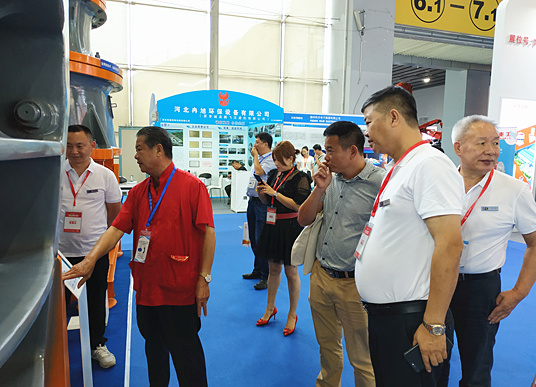 雙金老客戶張老板蒞臨雙金展臺(tái)