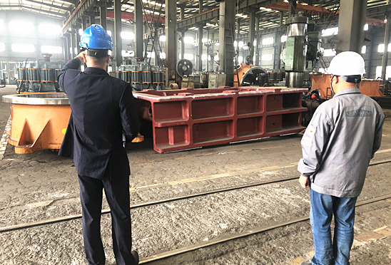 印度塔塔公司代表參觀雙金公司破碎機生產(chǎn)車間