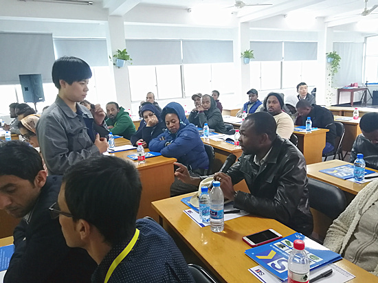 海外客戶咨詢雙金破碎機設(shè)備