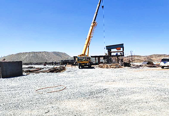 巴彥淖爾客戶正在安裝雙1400圓錐機(jī)