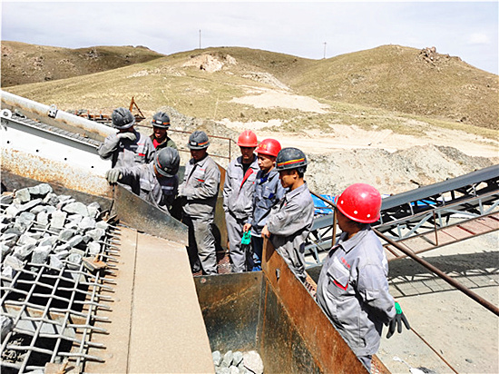 雙金機(jī)械服務(wù)團(tuán)隊(duì)在包頭客戶培訓(xùn)現(xiàn)場