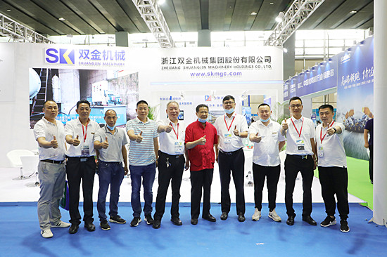 長(zhǎng)亨實(shí)業(yè)領(lǐng)導(dǎo)與雙金團(tuán)隊(duì)合影