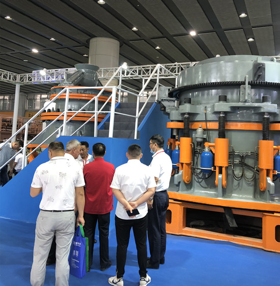 雙金老客戶光臨雙金液壓圓錐機(jī)