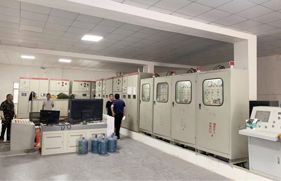 總經(jīng)理一行走進(jìn)客戶電控室交流破碎設(shè)備運(yùn)行數(shù)據(jù)