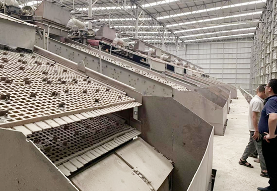 總經(jīng)理一行走進(jìn)破碎生產(chǎn)線現(xiàn)場了解振動篩運(yùn)行情況