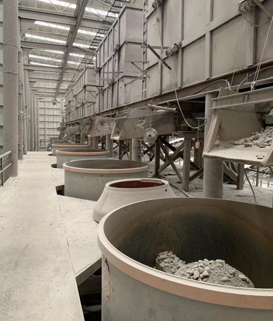 總經(jīng)理一行走進(jìn)破碎生產(chǎn)線現(xiàn)場了解單缸液壓圓錐機(jī)等設(shè)備運(yùn)行情況