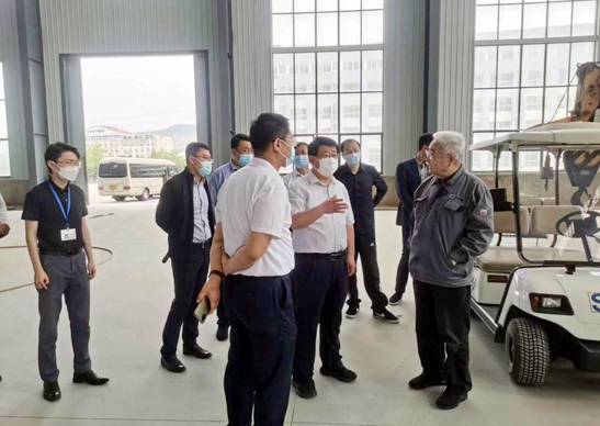 圖為雙金公司董事長與臨港區(qū)領(lǐng)導交流威海雙金項目建設情況