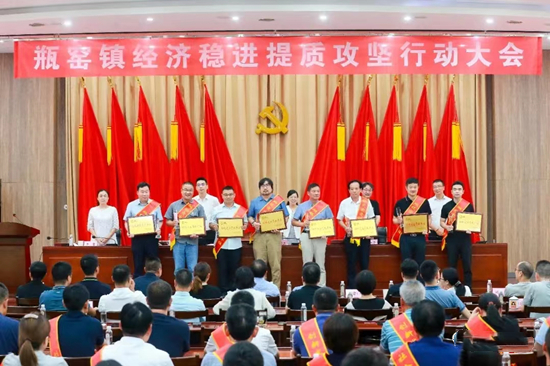 雙金公司總經(jīng)理胡建華上臺領獎