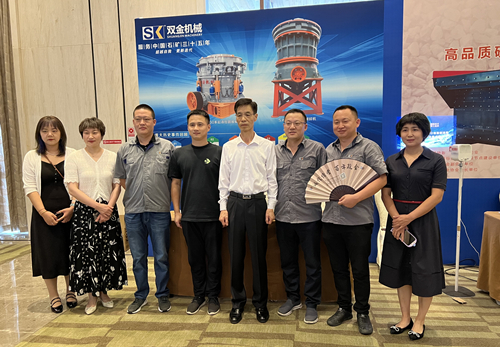 中國砂石協(xié)會(huì)會(huì)長(zhǎng)一行蒞臨雙金展位