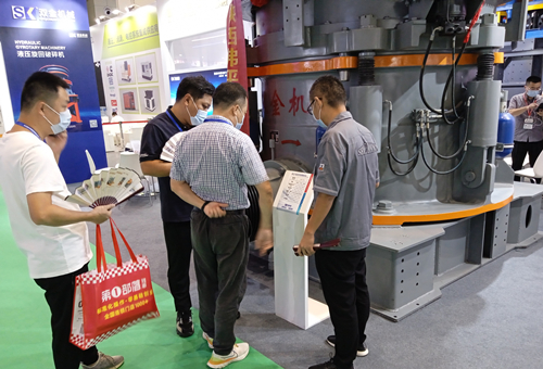 眾多客戶蒞臨雙金展位參觀交流HP500多缸圓錐機(jī)