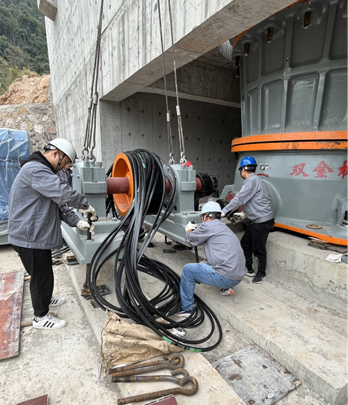 SK.90.22液壓旋回破碎機(jī)安裝中