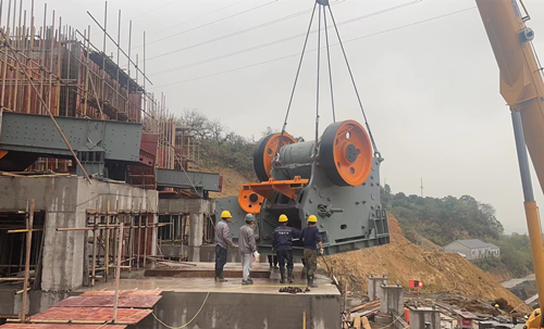 1100歐版顎破在金華客戶(hù)正進(jìn)行吊裝