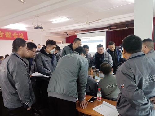 營銷小組正在進(jìn)行交流討論