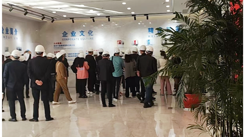 參會(huì)代表參觀優(yōu)秀企業(yè)
