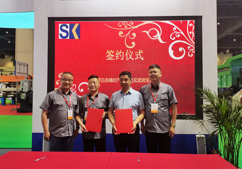 現(xiàn)場(chǎng)簽約時(shí)產(chǎn)1000噸破碎生產(chǎn)線