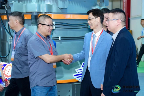 砂石協(xié)會(huì)會(huì)長(zhǎng)蒞臨雙金展位