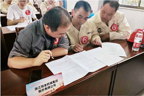 三位參賽代表正在認(rèn)真答題