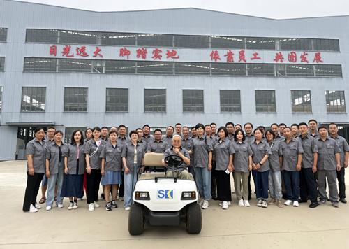 雙金員工代表與董事長(zhǎng)在威海雙金廠房門前合影