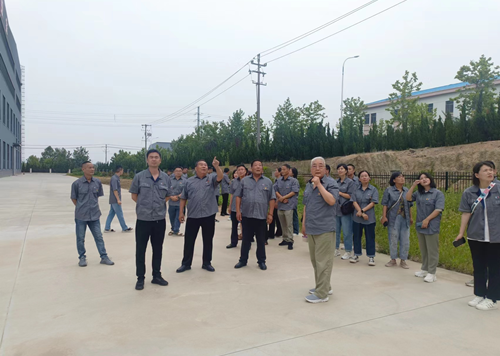 董事長(zhǎng)為大家講解威海雙金建設(shè)情況