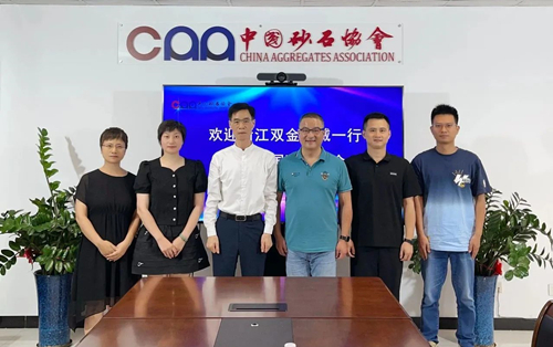 雙金公司總經(jīng)理一行與砂石協(xié)會領(lǐng)導合影