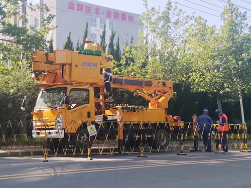 供電局專業(yè)人員正在進行帶電接火作業(yè)